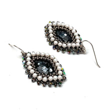 Load image into Gallery viewer, Hojas Earring | Grey and White
